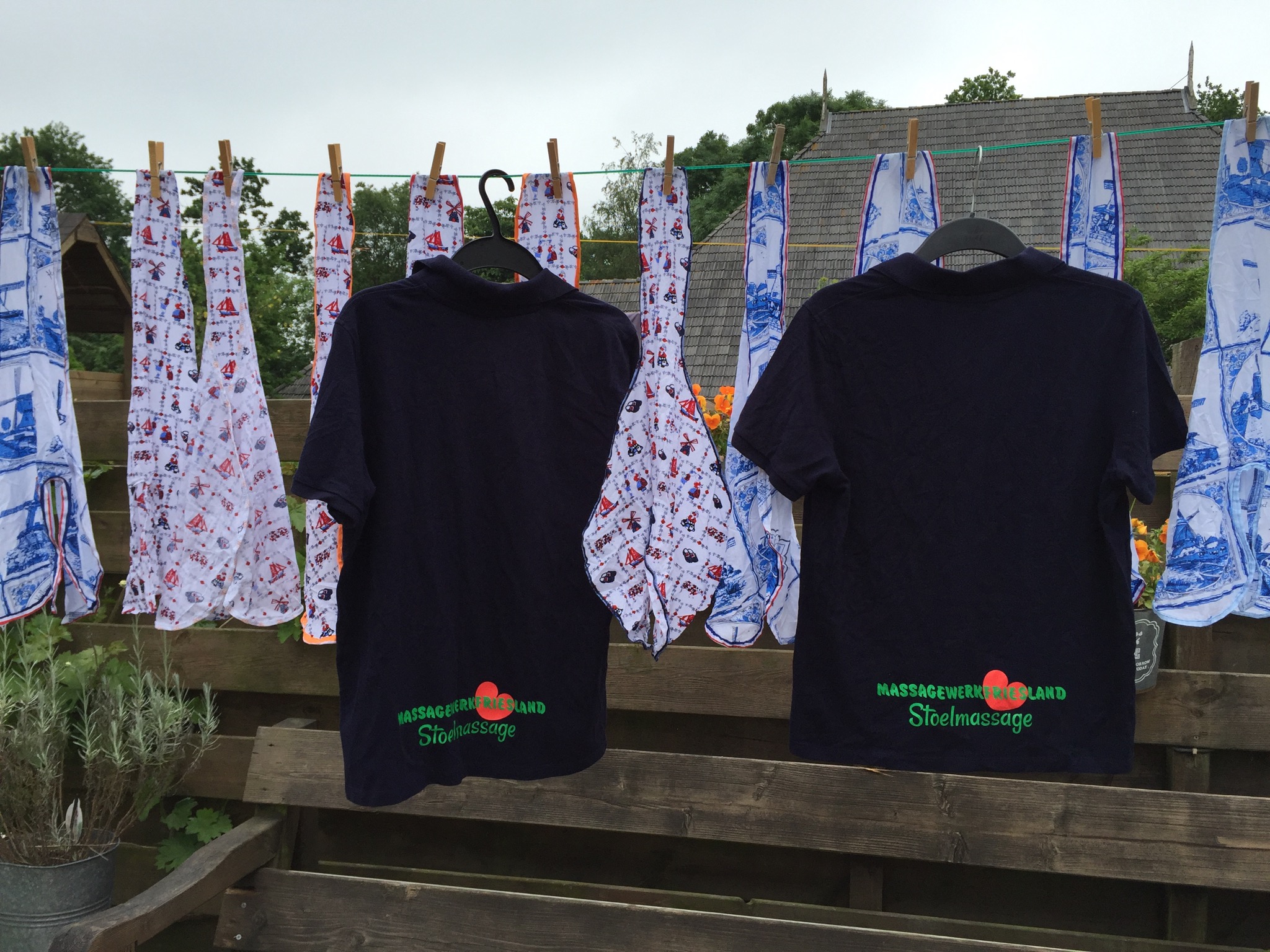 De schone Polo's en de schone doekjes voor de hoofdsteun van de massagestoel.