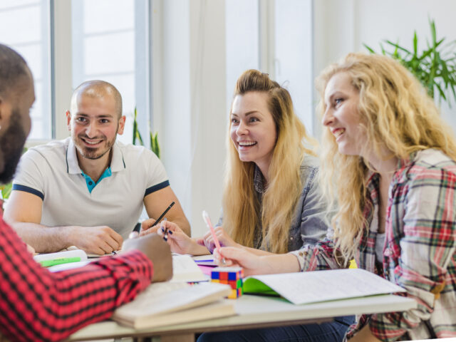 Lachworkshop: de manier om stress te verminderen op de werkvloer